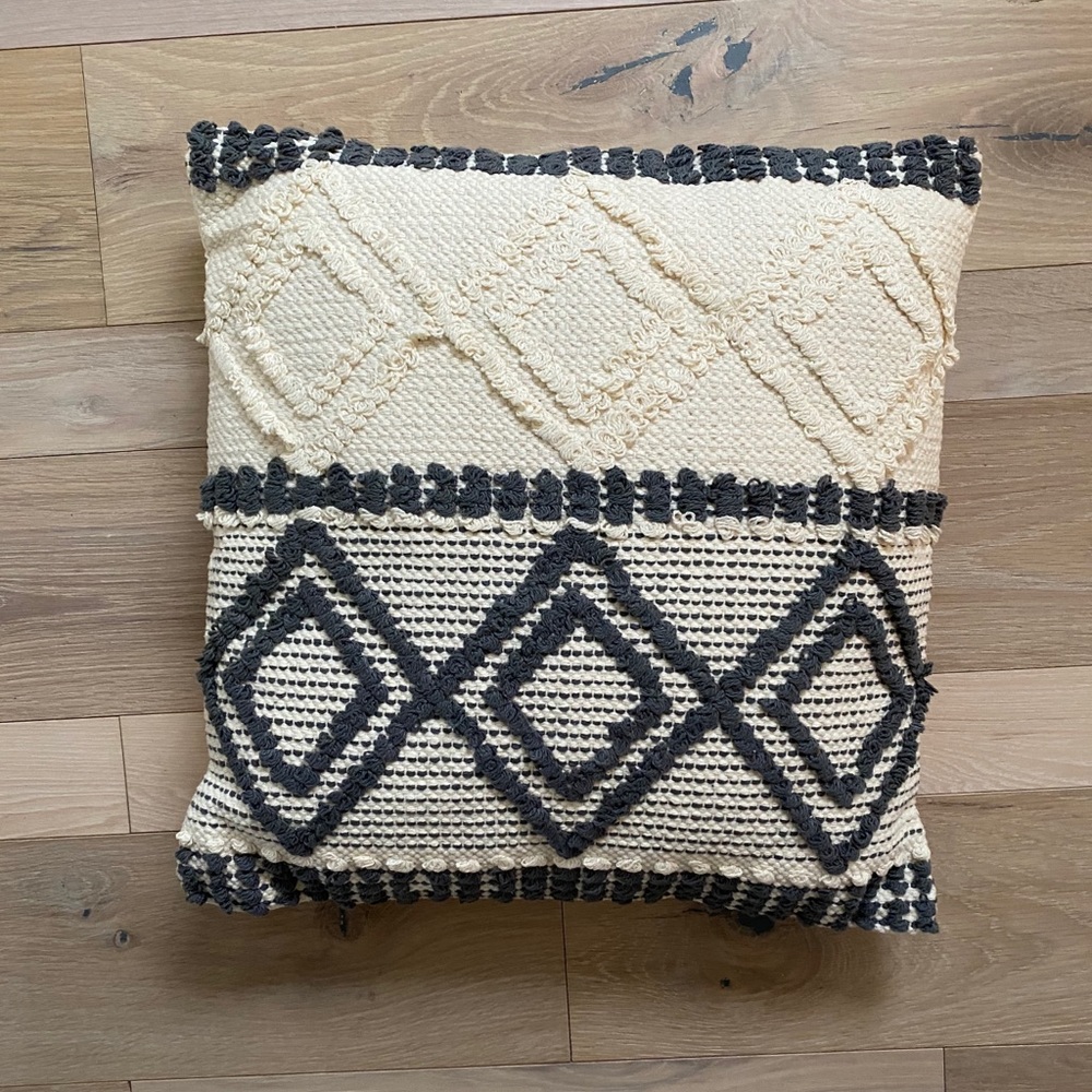 NWOT 18X18 Tufted Pillow